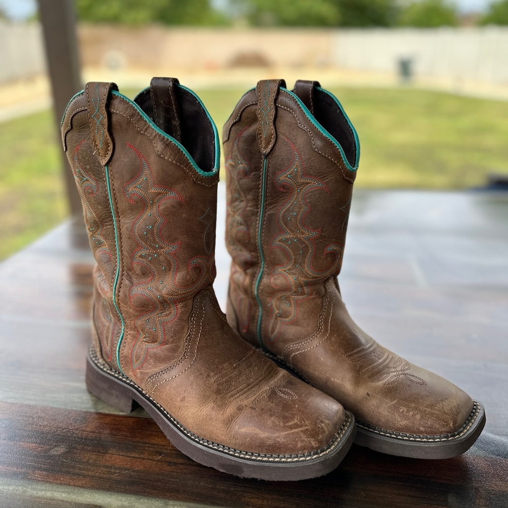 Brown Western Cowboy Boots with Embroidered Design